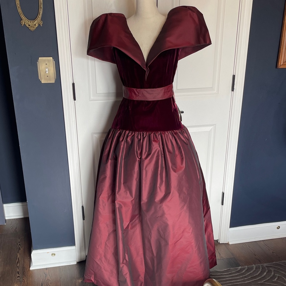 NWT Vintage Victor Costa Wine Velvet Satin Off-Shoulder Ball Gown Size 6-8‎